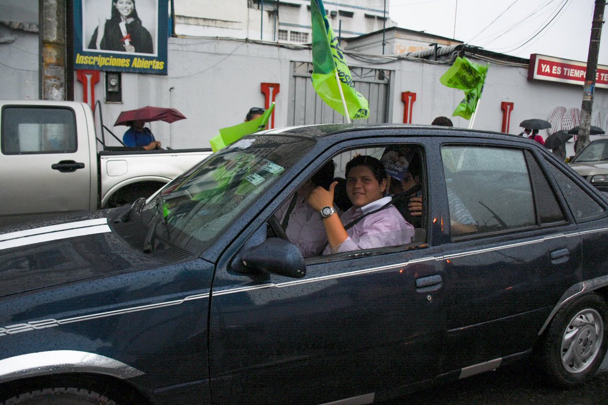35GyeD2AP's tweet photo. Ni la lluvia nos detiene. Vamos todos con #LeminPresidente #LaMisiónContinúa @Lenin @JorgeGlas #GuayaquilConLenin https://t.co/dFZzbmvDBi