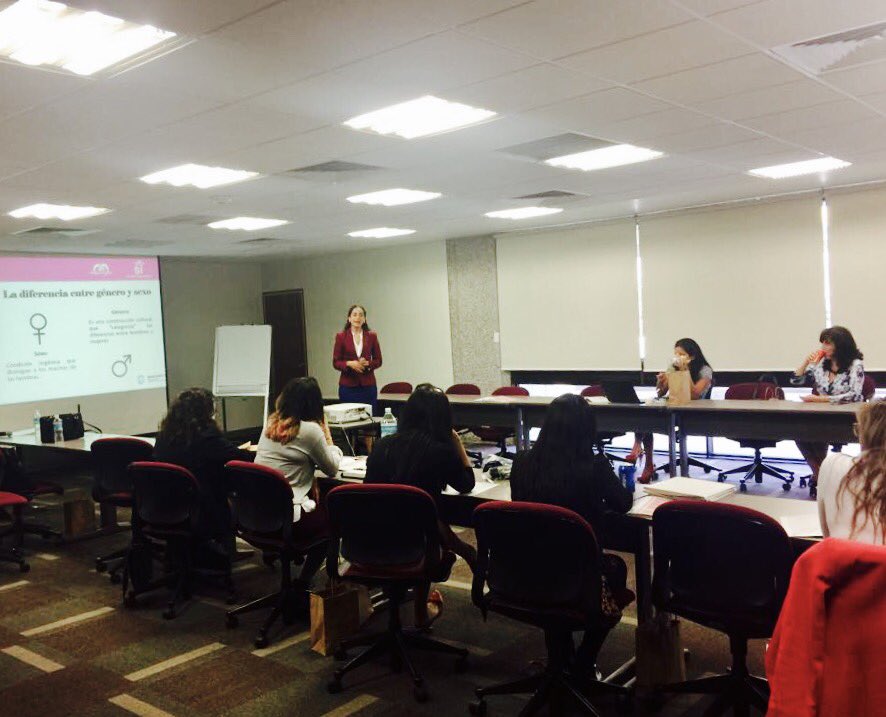 AbrazoAlCorazon's tweet photo. En el taller de sensibilización para el trabajo comunitario con mujeres voluntarias de Bancomext ¡gracias por hacer la diferencia! https://t.co/xYKIk9mVVW