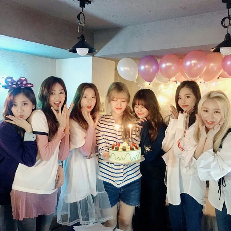 vivahwagn's tweet photo. [#CLC] 예쁜이들 데뷔 2주년 축하해 ! 💓🎂💓
🌹 C 🌹
🌸 L 🌸
🌷 C 🌷
칯 앞에 항상 꽃길만 가득하길 바라며!! #2YearsWithCLC https://t.co/BMdlujg4eV