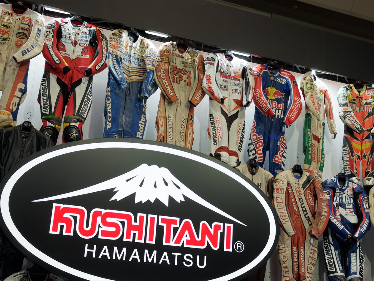 suzukigsx1100sl's tweet photo. 用品からクシタニ。今年はコーヒースタンドだけでなく、自前のブースも出展しました。自社のヘリテイジを壁面いっぱいに並べつつ、今年のモデルを淡々と展示していました。

ただ、Eワークコーデュラパンツは、もうちょっとすっきりしたデザインにして欲しかったなあ…。 #TMCS2017 https://t.co/8yKz6U82o1