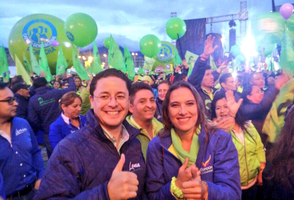quitolibertario's tweet photo. Con alegría desde #Quitumbe apoyando a nuestro Presidente @Lenin. Este domingo #2A todo todito 35 #LeninNosUne @bellhermosa https://t.co/2OIushtsBf