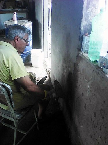 homeropintor1's tweet photo. #Revoques #Bioconstruccion, Continuo aplicando revoques finos en la Escuela de Arte con Botellas de La Fría, con una llana japonesa. https://t.co/CyyqsyOVSB