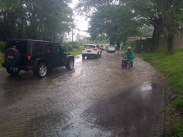abrijossi's tweet photo. Jln turunan d Citraland dkat iPam&amp; skl.Cita hati slalu banjir 5 th.ini..bs diurug @e100ss @SapawargaSby @KompasTV https://t.co/89VnsCO0pR