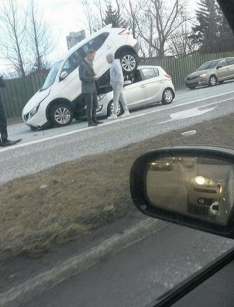 Ég skil ekkert í sambandi við þetta bílslys. 😐