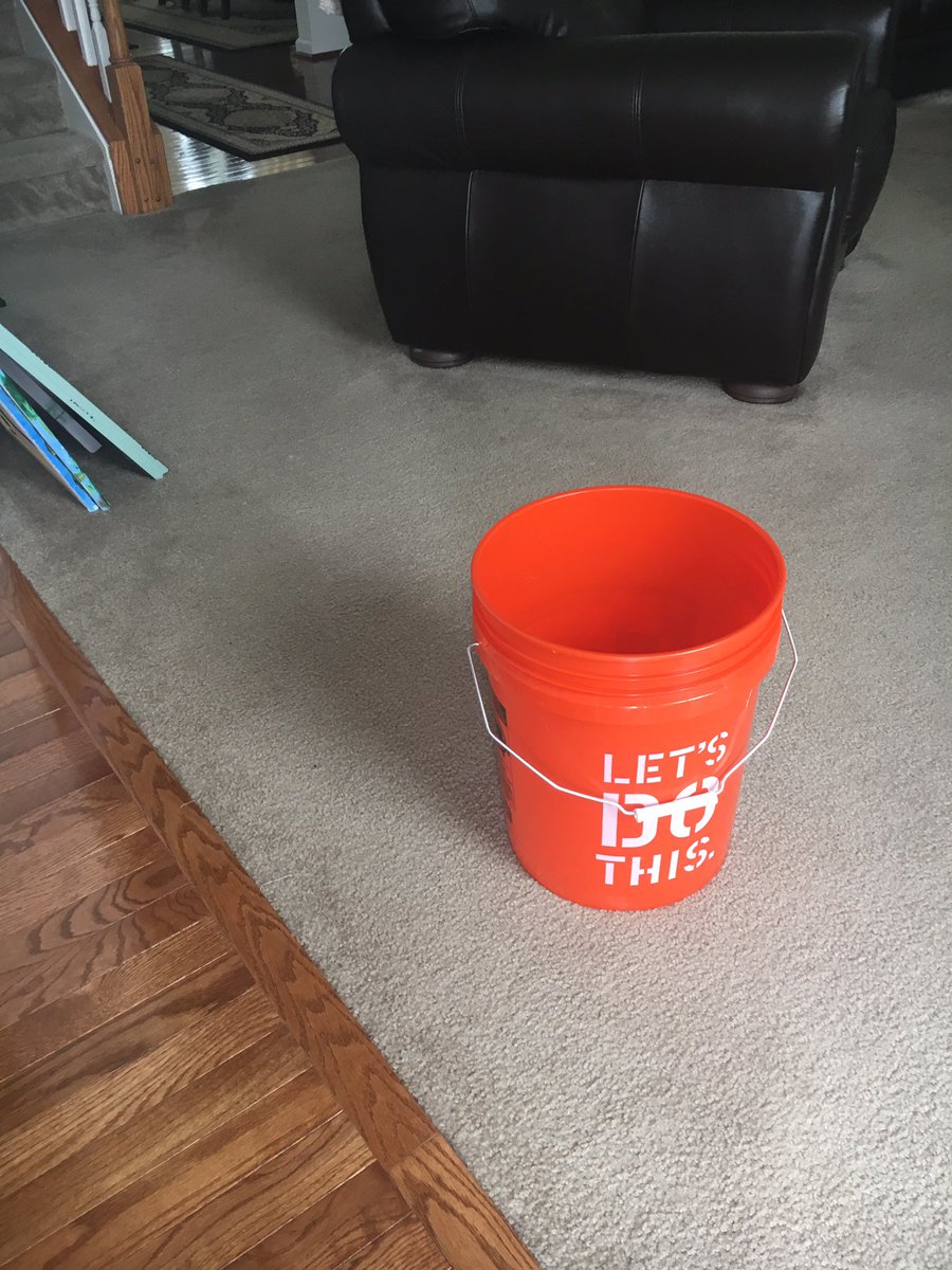 megan_stachura's tweet photo. #vacationday #supplychain #stillgotoTHD #needbuckets https://t.co/5rAd8pHz9w