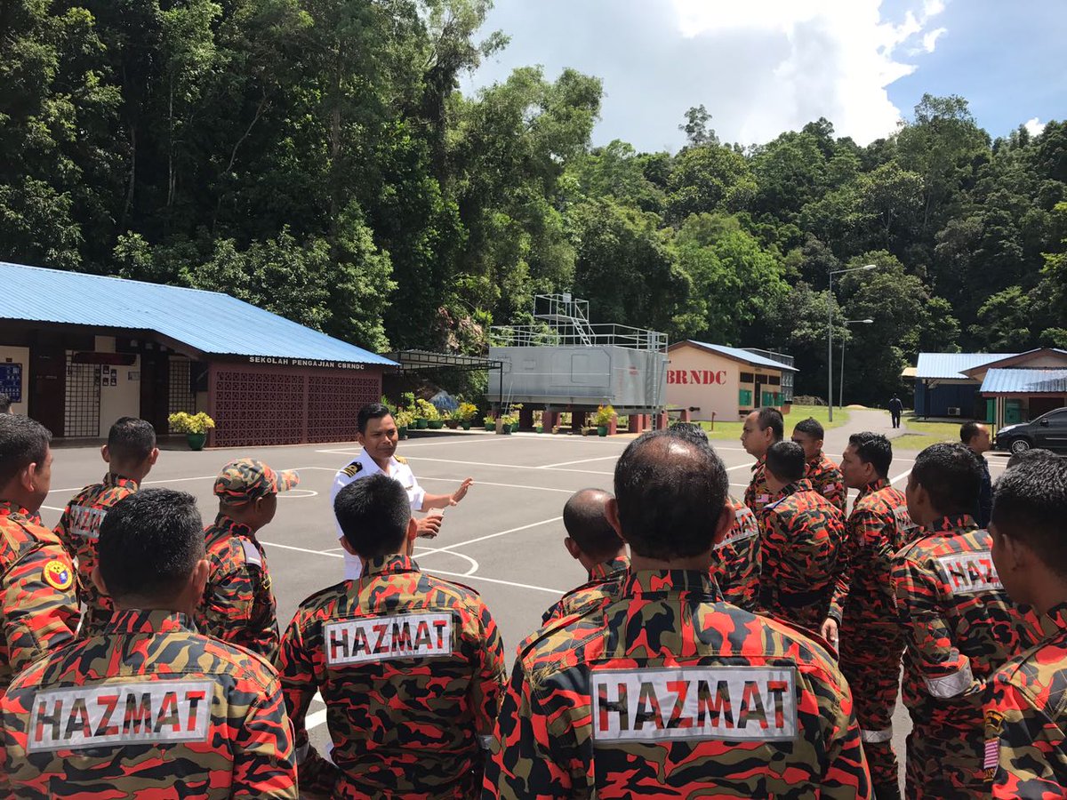 TANGKAS_KDP's tweet photo. Lawatan dan perkongsian maklumat dari HAZMAT tim JBPM 290317
#CBRNDCteam https://t.co/yPPAv01M6a