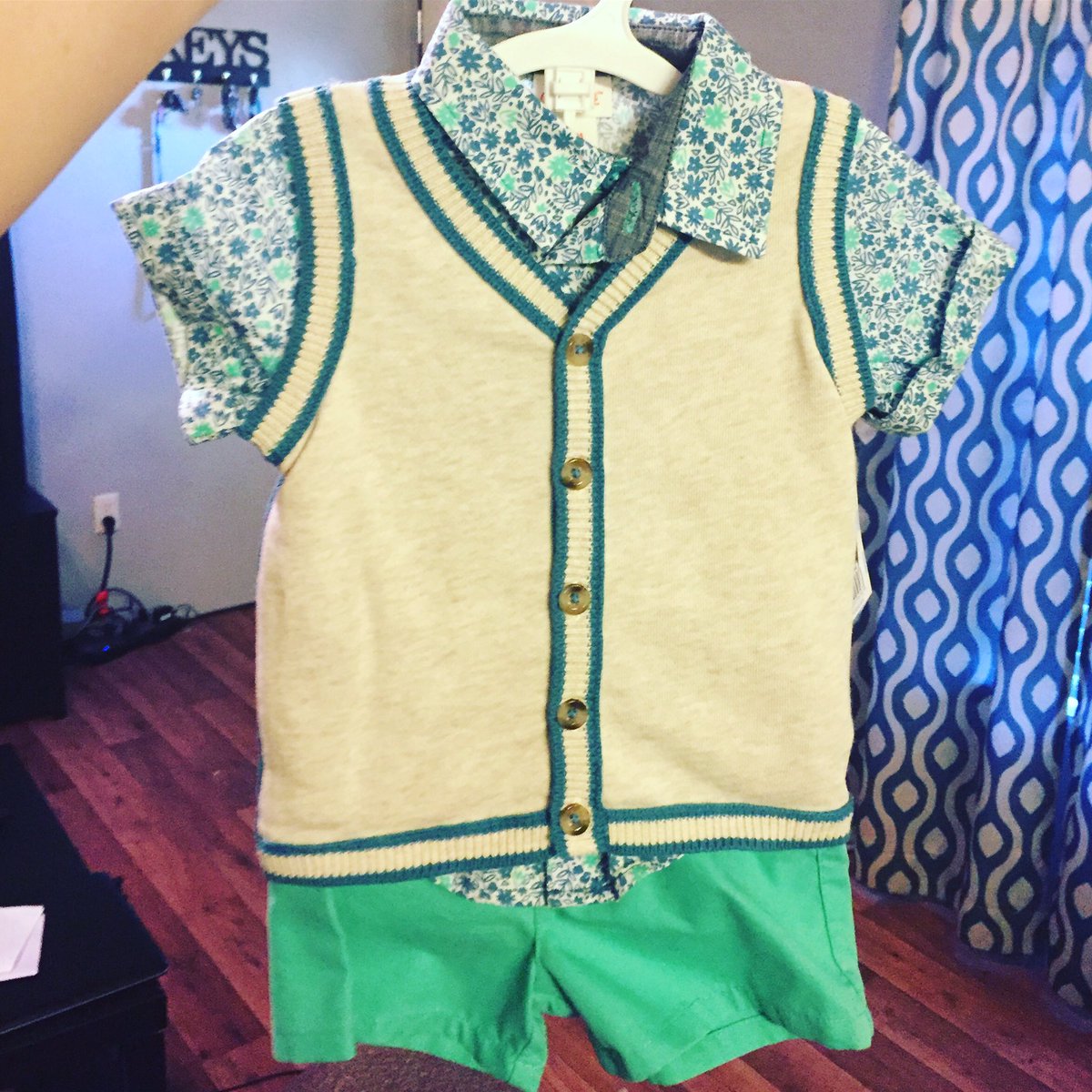 authenticlove22's tweet photo. Obsessed with this new outfit for #BellamyRose! @Target, you never let us down. #dapperbaby ππππΆπΌ https://t.co/tGSkRLfFSk