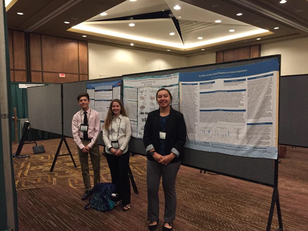 RMHS_STEM's tweet image. Biotech students- Adrian Kwiatkowski, Kara Gardner, Teleia Taumanu presenting research at AzBio EXPO