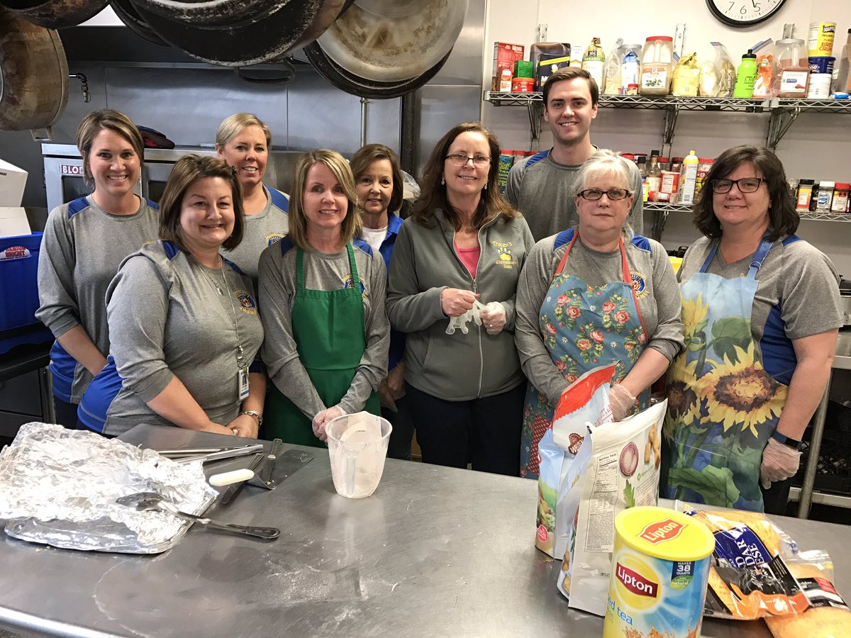Serving dinner at Lighthouse Shelter <a href="/TraceysAACPS/">Tracey's Elementary</a> #aacpsawesome