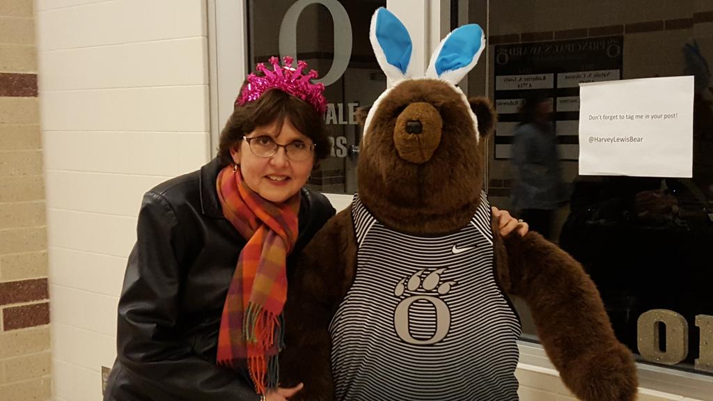 FCPSMDSuper's tweet photo. Queen of Ijamsville &amp; King Harvey! #CindyatOHS #harveylewisbear https://t.co/5BBNkEi5NQ