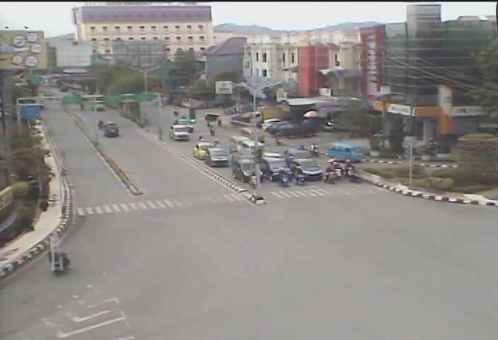 09.50 Simpang Lembuswana : Antrian kendaraan normal di keempat kaki simpang, situasi arus lalin ramai lancar. #MinYn