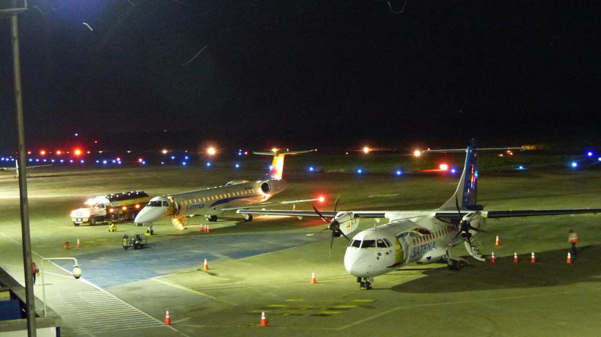 johopean's tweet photo. Operación nocturna en #SKVV #Vanguardia #Villavicencio #E145 @embraer #ATR45 @Airbus @AerolineaSatena Fotos ME @TrafficAirColom https://t.co/PSAqnvRztj