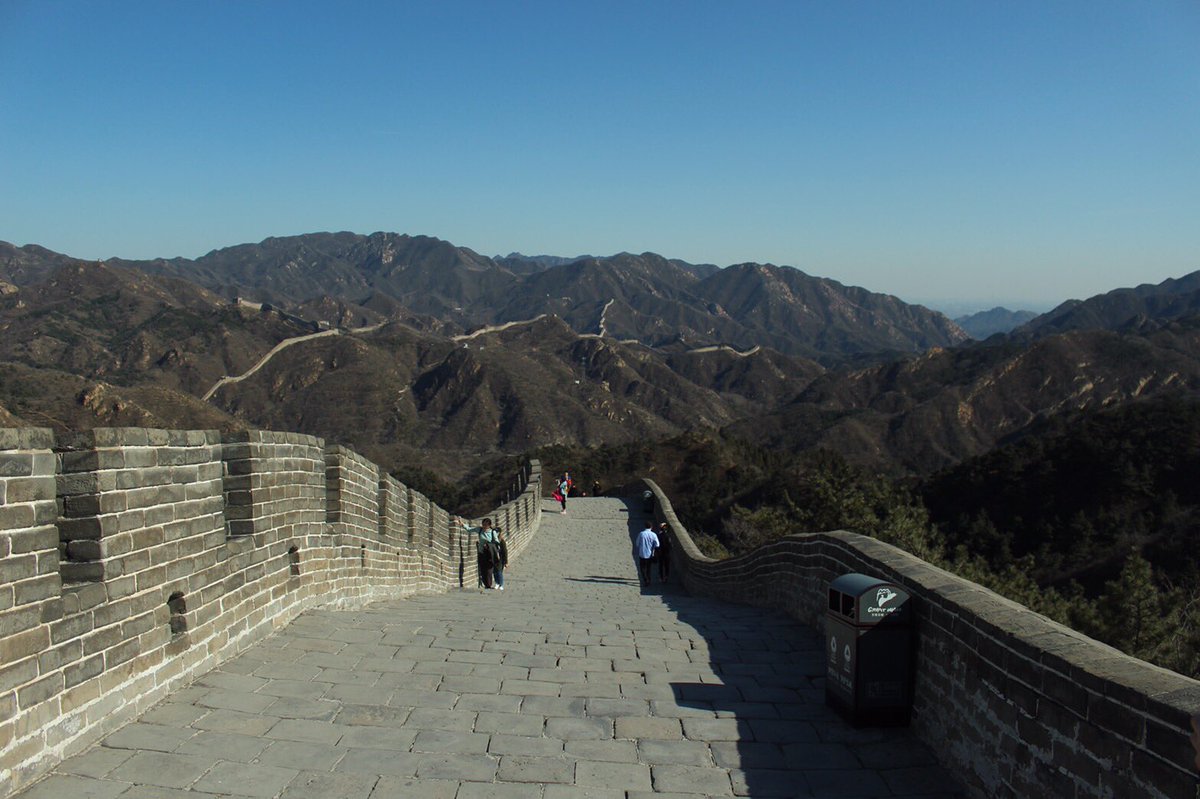 KsomeU's tweet image. 万里の長城にて。その昔北方からの侵攻を防ぐため建築された万里の長城。どうしてこの長城を攻略できようかスケール感に圧倒された。