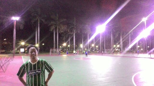 jojoraharjocom's tweet photo. Futsal sore di lapangan Monas #PersebayaIsBack https://t.co/mRmTtpF6zs