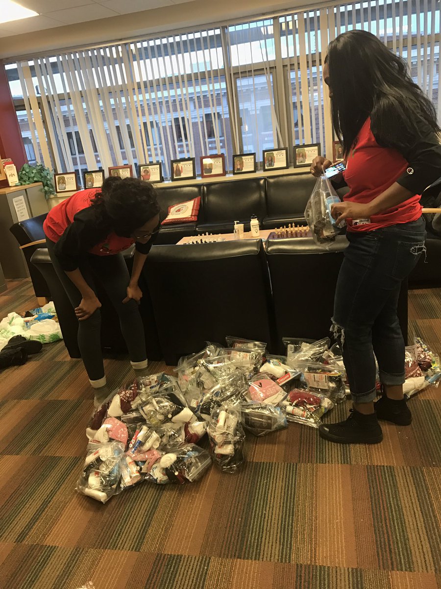 wsuBSU's tweet photo. THANK YOU to all who donated to our Bl👑Ck History Month Service project! 40+ care packages for those in need in Seattle WA (Marys Place) https://t.co/HqCCbQYzIJ