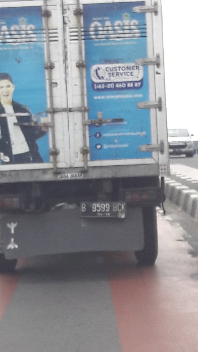 erwin__irawan's tweet photo. @minumoasis mohin cek kesehatan mental supir dg nopol di gbr ini. Ugal2an . Apa dehidrasi? https://t.co/IFJvfS2fBG