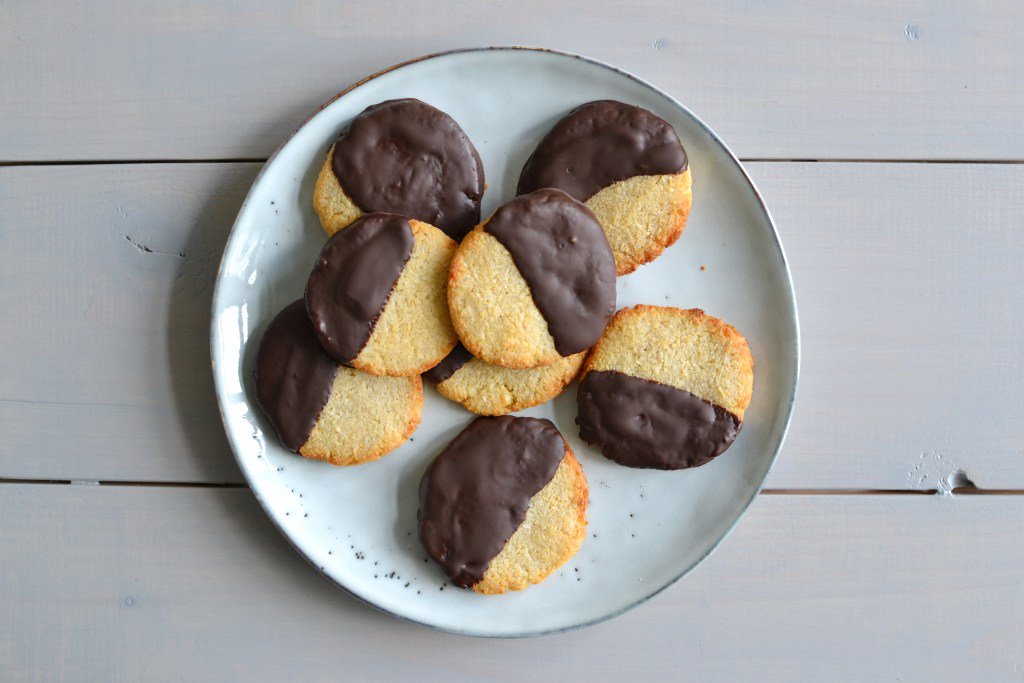 PrettyGoodCook's tweet image. Halve maantjes, kokos amandel koekjes met chocolade. Een heerlijk #koolhydraatarm koekje! prettygoodcooking.wordpress.com/2017/03/31/kok…