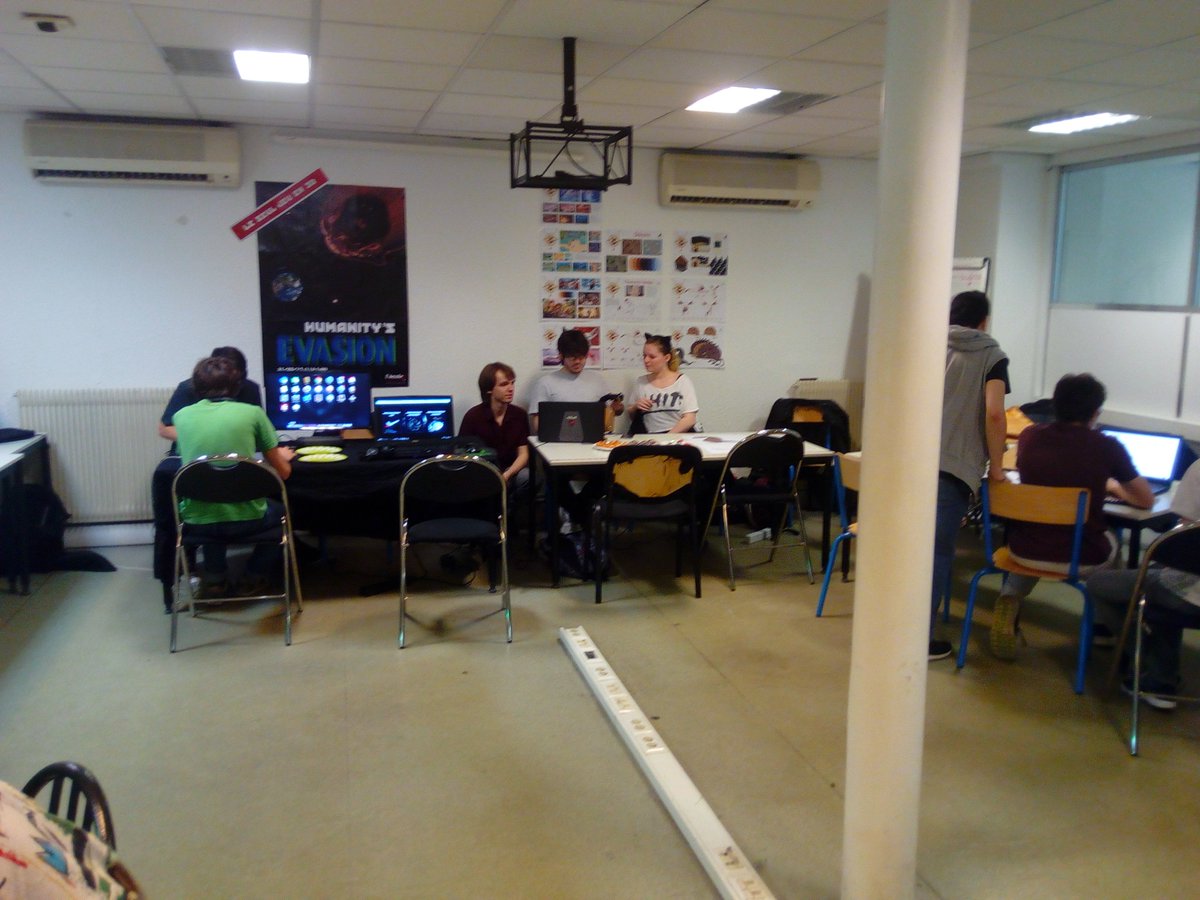 Failyriece's tweet photo. Installation des stands pour les test public tout ร l'heure pour la fin de la #GameWeeks de l' @ecolemultimedia https://t.co/HGHWZC559C