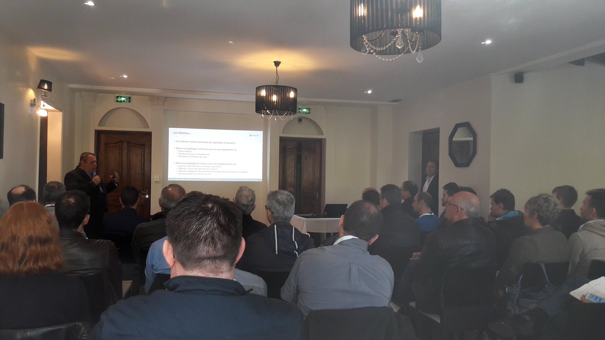 GroupeNoeva's tweet image. Salle pleine, on attaque le #TechNoeva : #hyperconvergence #FullFlash #cluster haute performance #capacité, haute disponibilité