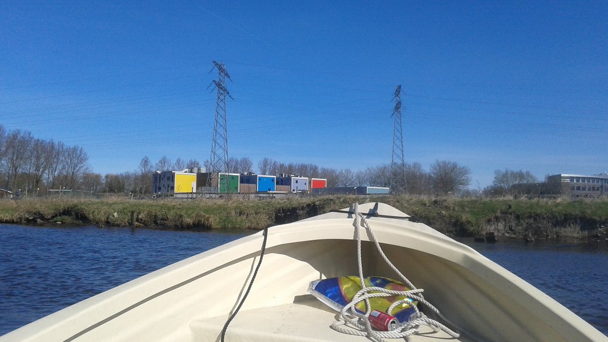 Afgelopen zaterdag  was het heerlijk weer. Voor een van onze leerlingen reden om heerlijk te gaan varen…langs school.