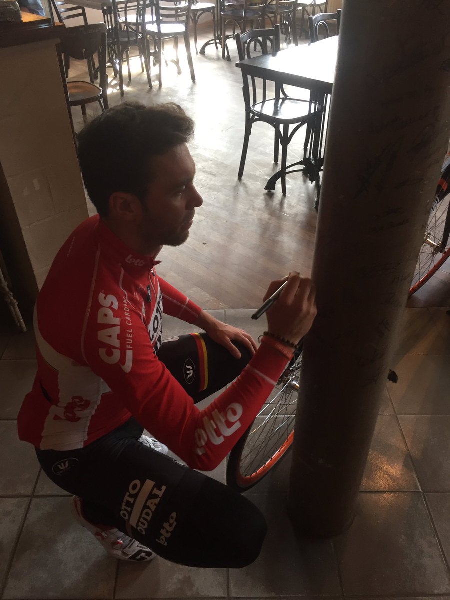 Thankx <a href="/krisboeckmans/">Kris Boeckmans</a> voor het bezoek en het tekenen van onze #poleoffame #wielereneetcafedekriekel #lottosoudal #cyclingbar #coffeestop