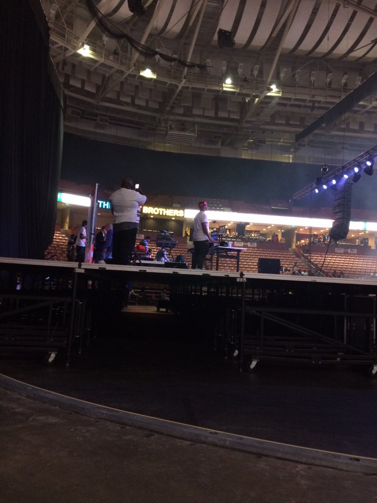 47886468888h's tweet photo. Sound check https://t.co/ijXgXlxty0
