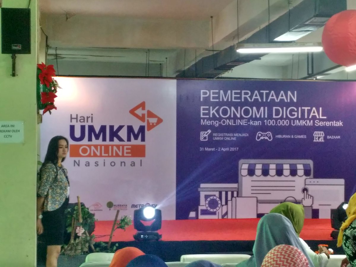 Seputar_maya's tweet photo. @aheryawan senyum santai saat m'buka acr #100ribuUMKM go dgtal di psr ciroyom pd hari umkm nasional. @jabarprovgoid https://t.co/9176jRbPGB