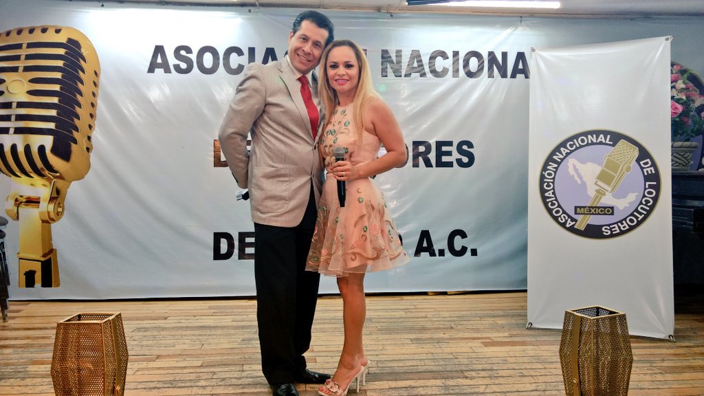 EdithEncaladaMX's tweet photo. "De gira en el #DF hoy participé cantando 🎤🎶 en el programa Locutores en Acción" @RosyBuaun  @ANLM5 @LocutoresQRoo @jmartinsamano https://t.co/Mwzq4EhwBS