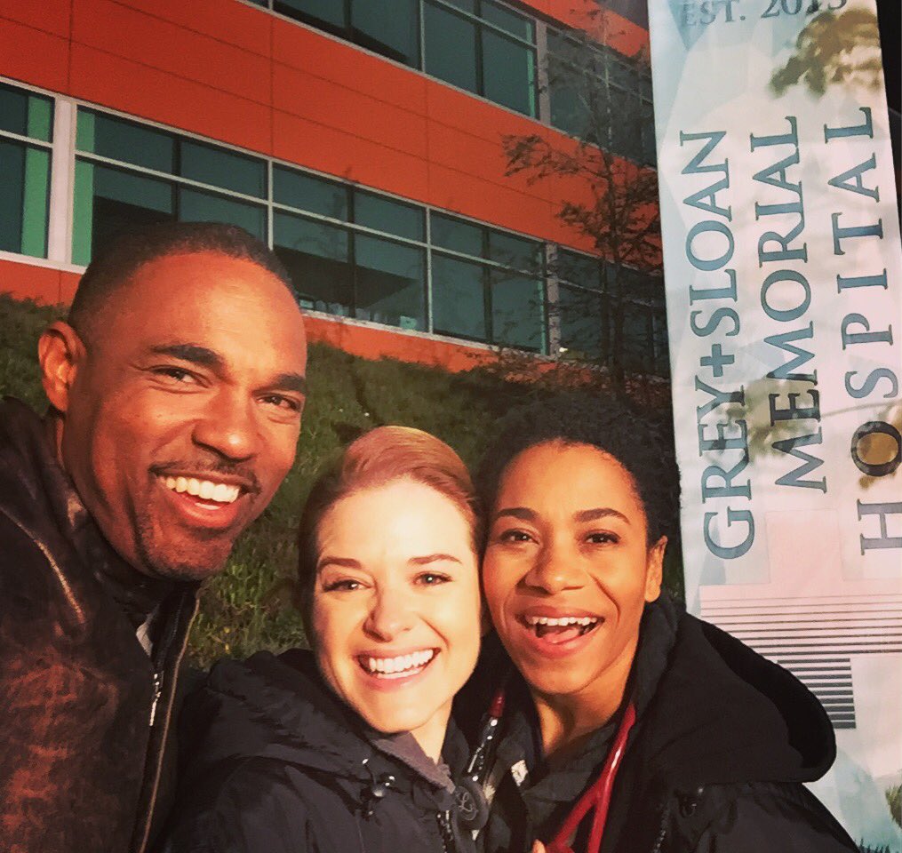 sarahdrew's tweet photo. It's a windy night at Grey Sloan Memorial! Love spending it with these two!! @KellyMcCreary @JasonWGeorge https://t.co/9n6rFFXSW9