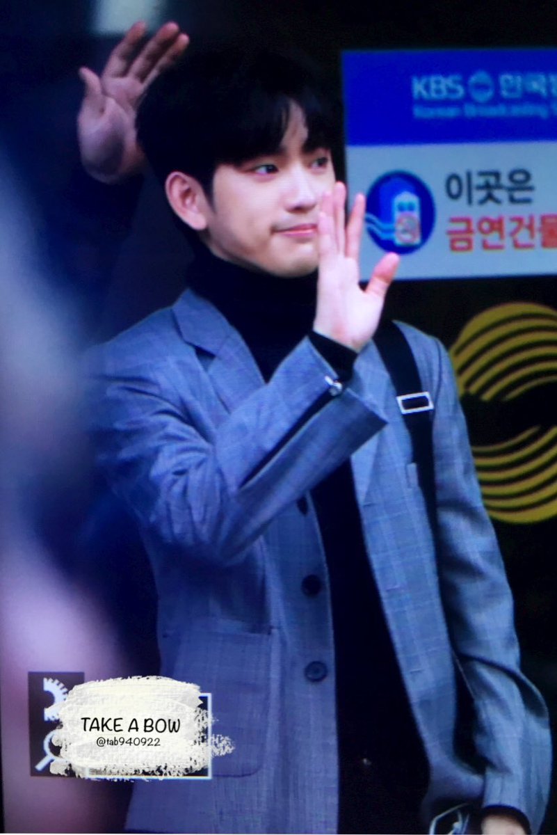 tab940922's tweet photo. 170331 뮤직뱅크 외출 진영💙#박진영 #Jinyoung #GOT7 #FLIGHTLOG #ARRIVAL #NeverEver  @jrjyp ☔️😭😭😭😭😭💞💞💞 https://t.co/vmwt3WlJHX