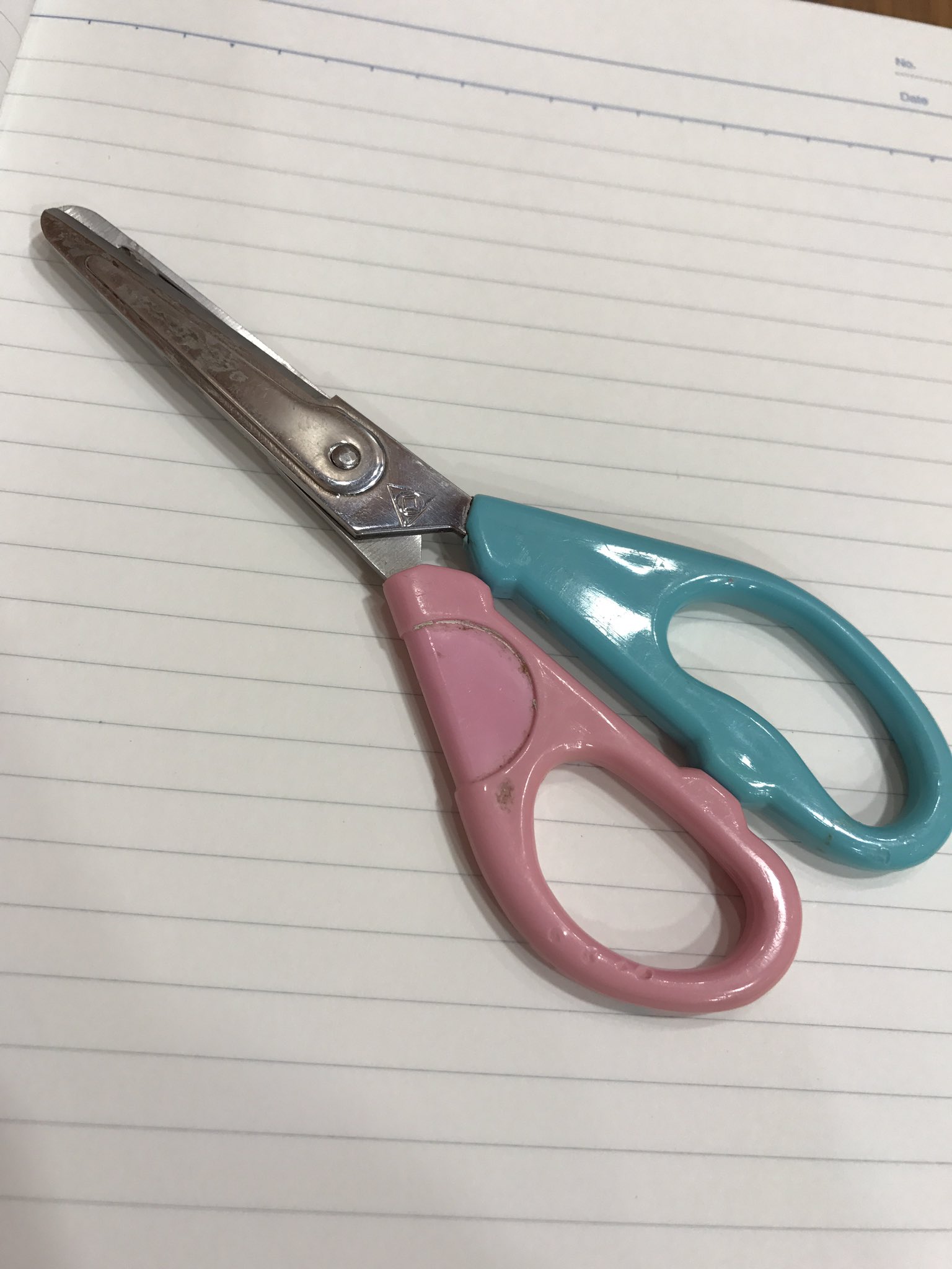 Mai Oshima Twitterren 懐かしシリーズ これは幼稚園の時にもらってそれ以来ずっと使ってるハサミ 色の配色が可愛くてお気に入りなのです 懐かしシリーズ 文房具 幼稚園のはさみ T Co 4v9aixxeo8 Twitter