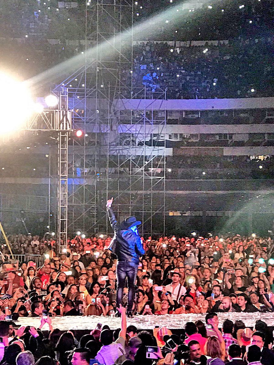 gerardoortiznet's tweet photo. Gracias #estadioazteca #fiestadelaradio #paraquelastimarme @pollokebuena https://t.co/euiyUyxexz