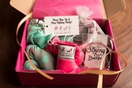 WildPacificPR's tweet image. We 💋 this organization. Know a woman fighting #cancer? Send them strength: fightingpretty.org #prettypackages #WomenSupportingWomen