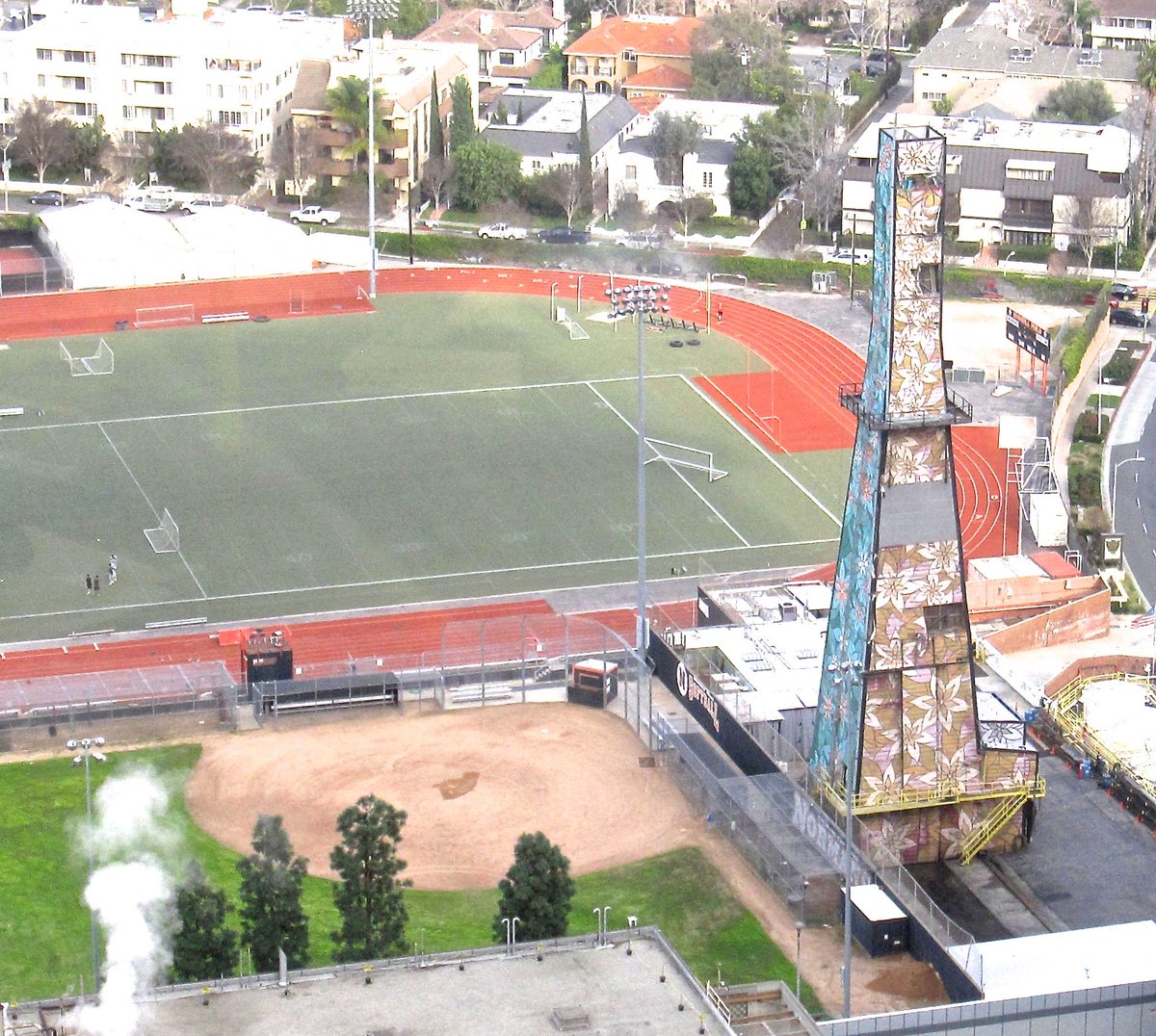 gregcolson_'s tweet photo. Beverly Hills High School Oil Well, 2017 (photo by Greg Colson) #beverlyhillshigh #oiltower https://t.co/FhbKnpSiSM https://t.co/nNOyyhIKgt