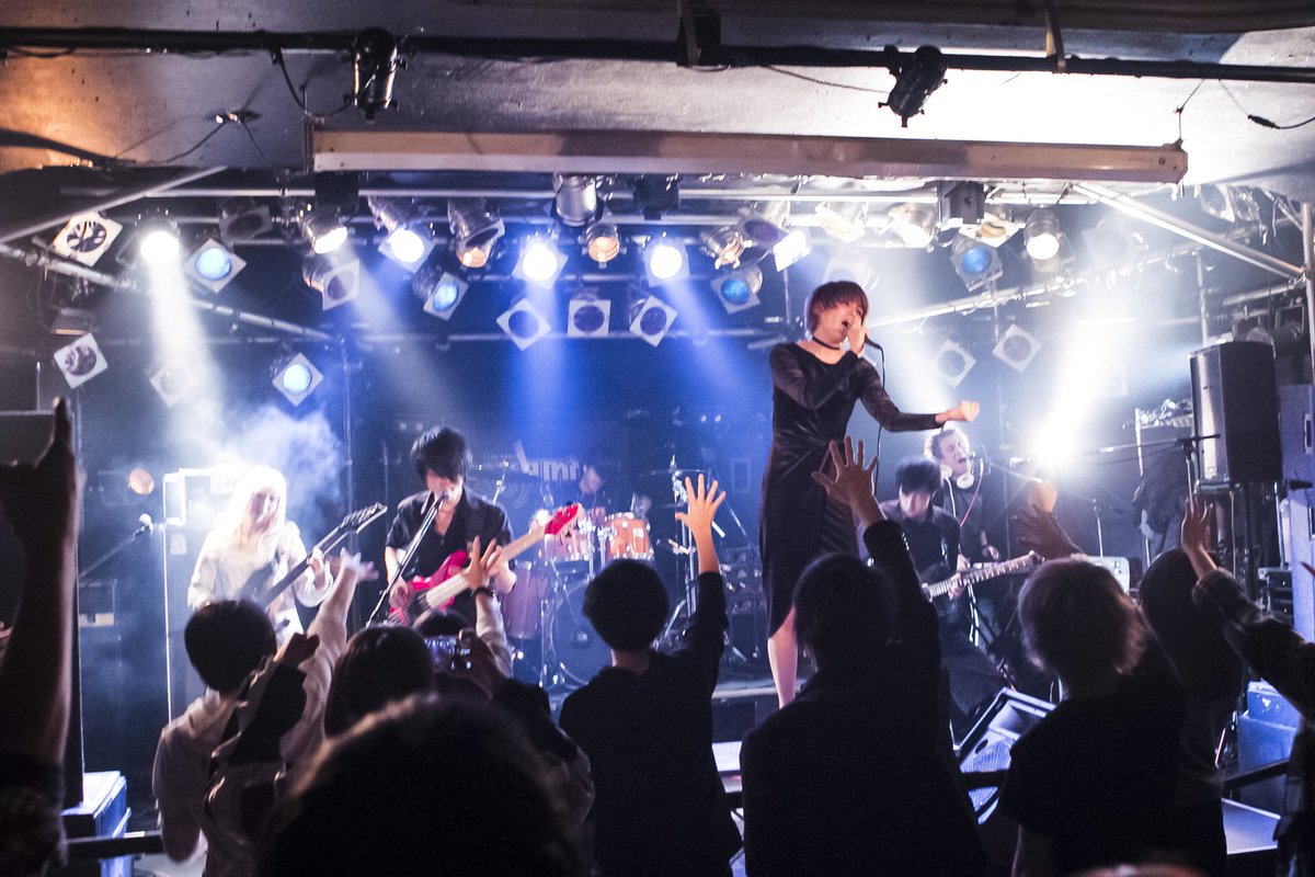 kob_official's tweet photo. 先日のLIVE HOLIC vol.5の写真が届きました〜！
KOMAさん@komafoto 
沢山ありがとうございました🙏🏼💕
そんでめっちゃいっぱいある写真の中からonちゃんが厳選してくれました😭🙏🏼<RT
ありがとうございます〜！！！
BLOOD ROARもありがと〜〜！ https://t.co/ZonXgY3prp