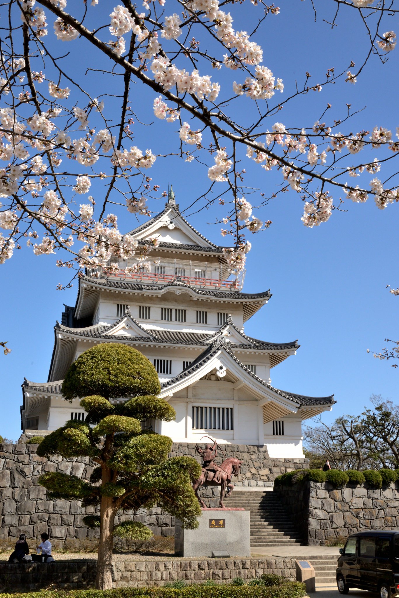 千葉市観光プロモーション課 千葉城さくら祭り 開催中 徐々に咲きはじめた桜とともに 千葉城さくら祭りが亥鼻公園で始まりました ４月９日 日 まで 夜桜やご当地グルメが楽しめます 今週末は大道芸 観光ガイドも開催