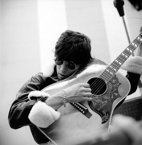 RealRockAndRoll's tweet image. Keith Richards with his Gibson Hummingbird at Olympic Studios, recording Their Satanic Majesties Request, 1967. buff.ly/2np9mGe