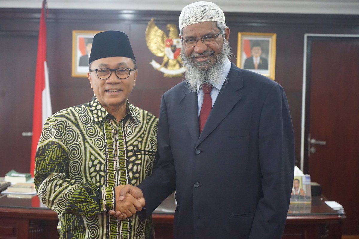 ZUL_Hasan's tweet photo. Selamat datang di Indonesia Ustadz Zakir Naik. Selamat datang di negeri dimana Islam &amp; Demokrasi bisa berdampingan harmonis #JumatBerkah https://t.co/xAy0q5fzyf