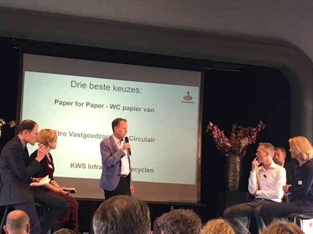 Paper_for_Paper's tweet image. Wij zijn bij de beste 3 geëindigd! #CEchallenge #Rabobank #Trots Nog geen lid van P4P? Check onze website: ow.ly/h0Jb30aqtNr