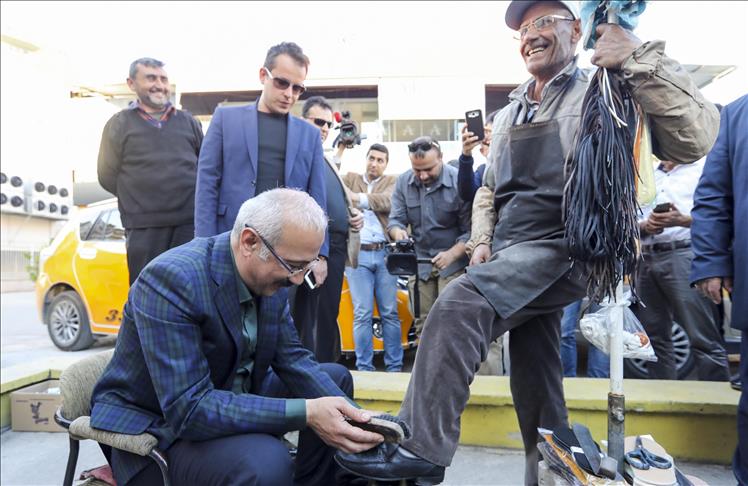 PDTurkeyArabic's tweet photo. وزير التنمية #لطفي_ألوان يلمّع حذاء مواطن تركي
خلال زيارته للتجار وصغار الكسبة في شوارع ولاية #مرسين ب #تركيا
https://t.co/Wbi5hpQply https://t.co/8re5OizoKk