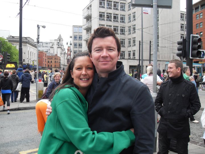 lesley_wardPA's tweet photo. @mrsajhargreaves @Cherryl78_ ooooh enjoy... he's another one of my celeb pals #methim #rickrolling https://t.co/3veWRzwbk5
