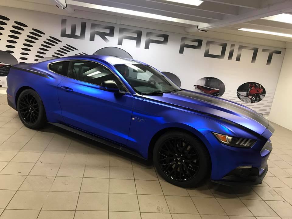 WrapDay chez Ad Forme : Journée 100 % #totalcovering - Pose #TuningFilm FlexChrome Electric Blue sur <a href="/FordMustang/">Ford Mustang</a>