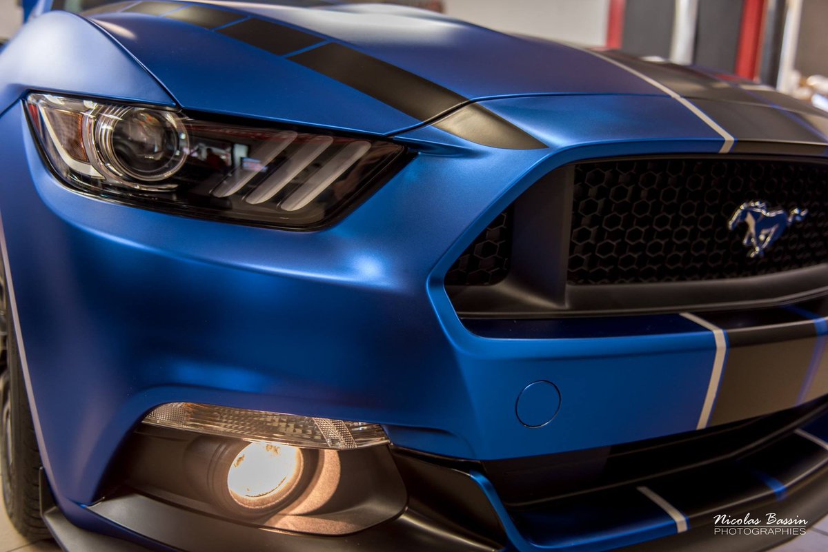 MACtac_France's tweet photo. WrapDay chez Ad Forme : Journée 100 % #totalcovering - Pose #TuningFilm FlexChrome Electric Blue sur @FordMustang https://t.co/utYqRmZnF0