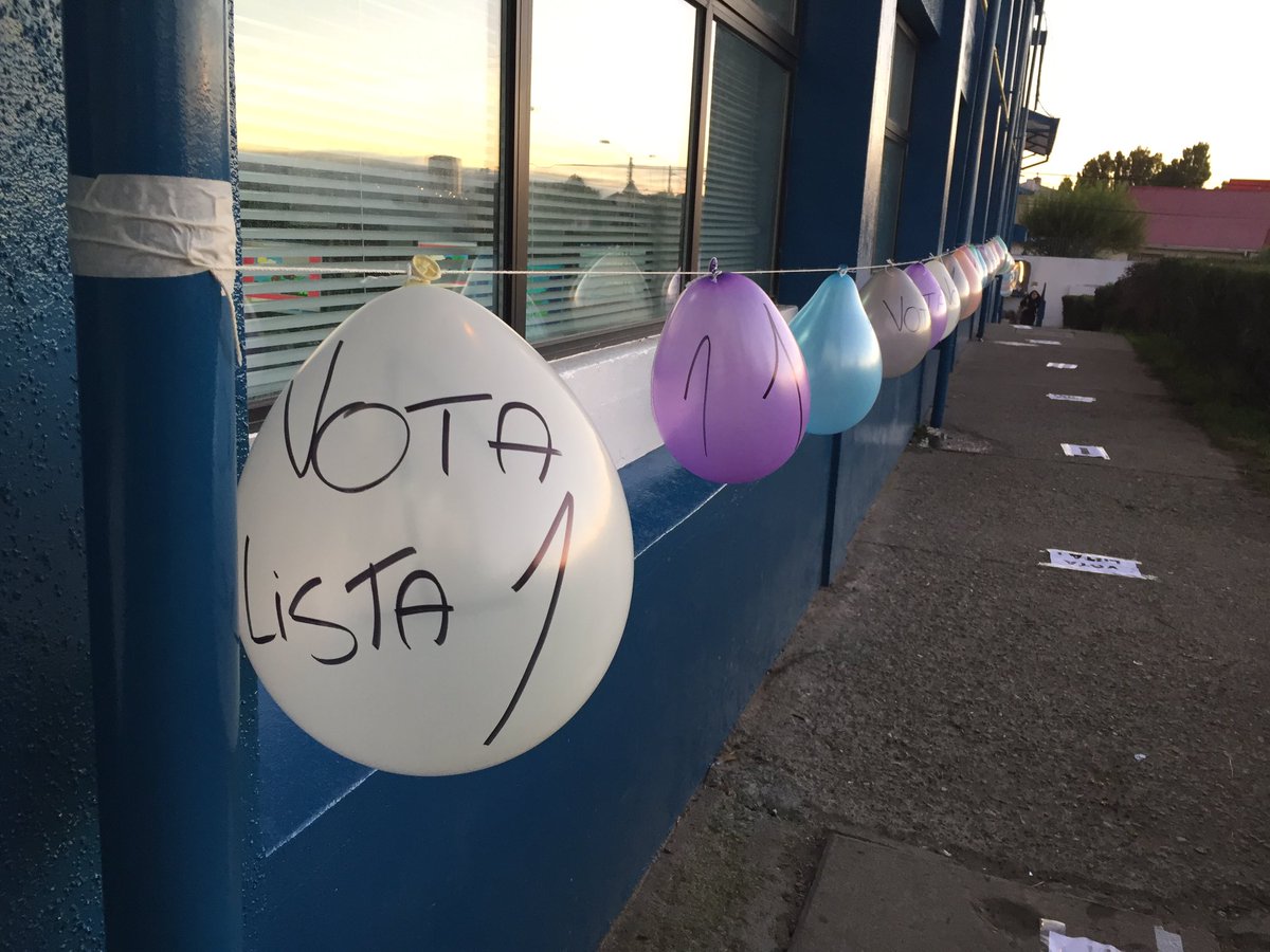 CPierreFaure's tweet photo. Lista 1 haciendo campaña para Centro de Estudiantes. @pinguinodiario @LaPrensAustral @Mineduc @seremieduc_XII https://t.co/v0Y2Z68krT
