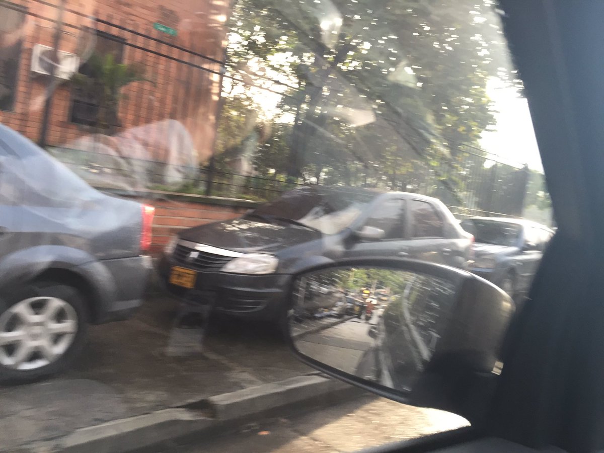 aduquesita's tweet image. @FicoGutierrez @multandoMed @sttmed tocó volver a los reportes de la Sijin los andenes son para los carros incluida la policía, coherencia