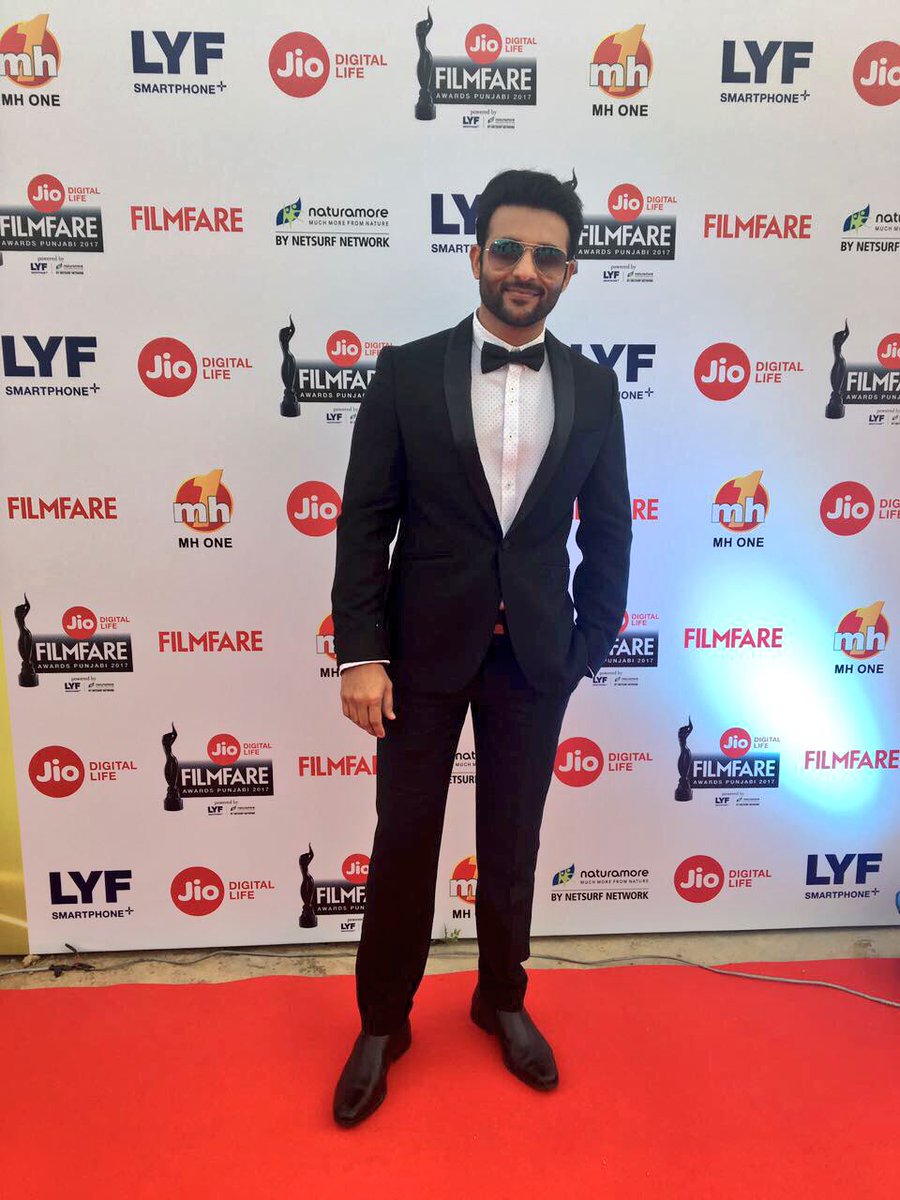 filmfare's tweet photo. #HarishVerma is all smiles as he makes his way to the #JioFilmfareAwards (Punjabi) https://t.co/spuR53H8fG