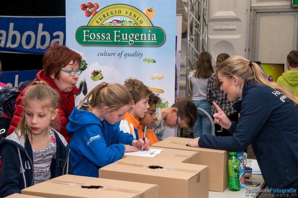 VenloopKids's tweet photo. Fenna Bomboi van Basisschool de Koperwiek is de winnares van de Fossa Eugenia quiz tijdens de #VenloopKids-middag 2017. Gefeliciteerd!! https://t.co/zvJdTtiihk