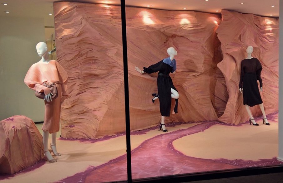 hm_vm's tweet photo. NEW POST: https://t.co/A9Qv1z06Ar Joseph x Jil Sander collaboration, contemporary desert canyon  @Millington3D https://t.co/WhLIIdDhpQ