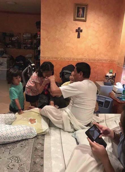 Duterte24x7's tweet photo. He is our president but still act and live a very humble life like most of us. How can you not love this guy? https://t.co/IyejKdCmj5