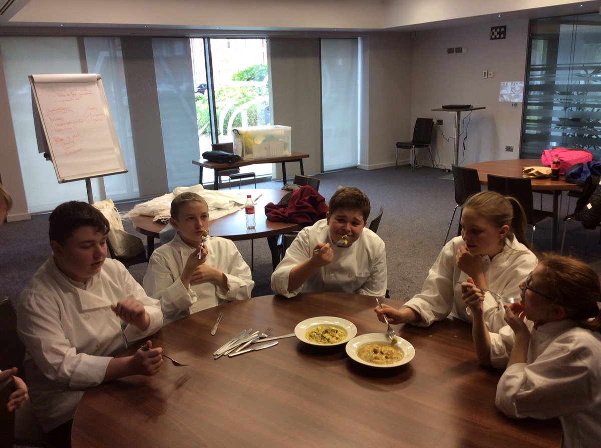 ReachingWiderSE's tweet photo. GCSE Food and Nutrition session with @willowshigh - in the kitchen preparing Chicken Korma, fresh VS processed recipes #tastecomparison https://t.co/YmcYv9nzoM
